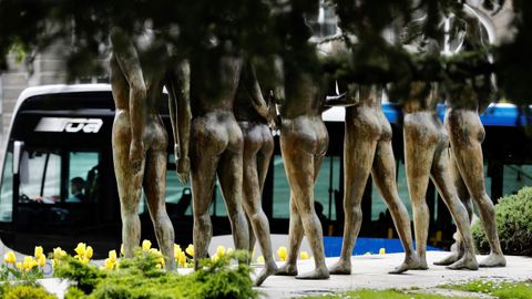 Un autobs urbano de Oviedo pasa junto a una obra de la escultora Esperanza dOrs instalada en la plaza del Carbayn