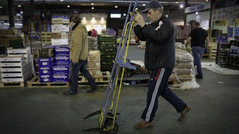 Rubén, uno de los voluntarios de la entidad, comienza el recorrido por las instalaciones del mercado en busca de donaciones.