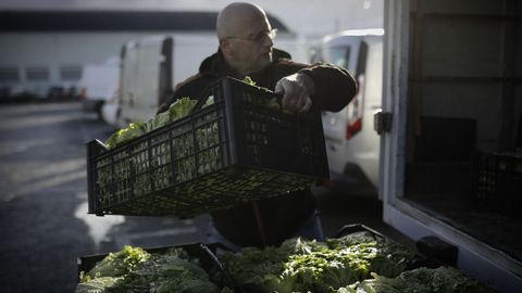 El responsable de Fonte de Vida carga alimentos donados en el Mercado de Frutas