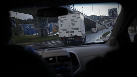 A primera hora de la mañana la entidad Fonte de Vida con su furgón se dirige al mercado de frutas de A Grela