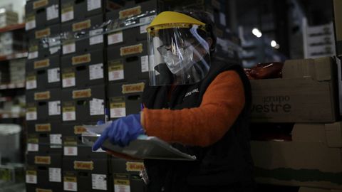 Trabajadora de una de las empresas del mercado con los elementos de protección contra el coronavirus