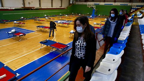La alcaldesa Inés Reu visita el albergue instalado en el Palacio de los Deportes de Riazor