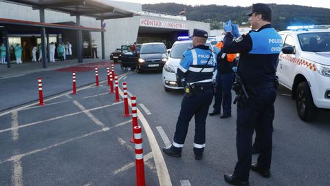 Policía local, bomberos y miembros de Protección Civil aplauden a los trabajadores del Hospital Central de Asturias (HUCA)