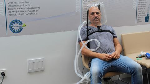 El médico Alberto Medina durante la prueba del casco CPAP