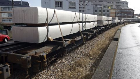 Alcoa mantiene en San Cibrao la única fábrica de aluminio primario de España; en la foto, lingotes de metal salen en tren