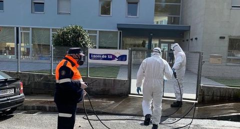 Voluntarios de Protección Civil de Parada de Sil, desinfectando el exterior de la residencia Luces do Sil