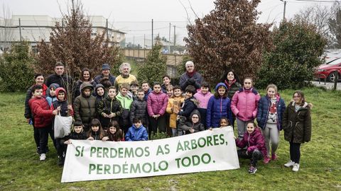 Los alumnos del colegio de Seixalbo, en Ourense, estuvieron plantando en febrero