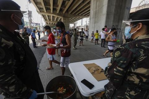 Reparto de comida gratuita en Filipinas