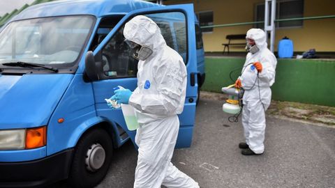 El centro ocupacional y de día Lamastelle, en Oleiros, se convirtió en el primer foco del COVID-19 en Galicia. El servicio que atiende a personas con discapacidad llevaba ya una semana cerrado después de que una mujer que acudía al mismo hubiese contraído el coronavirus. En este 16 de marzo murió uno de sus usuarios.