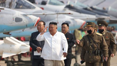 Kim Jong-un inspecciona una unidad de defensa area, que la agencia oficial del rgimen fecha el 12 de abril