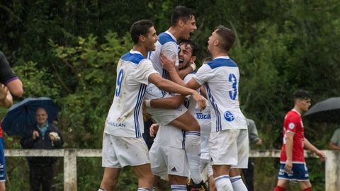 Fagir, Eloy, Orviz y Pacoli celebran un gol del Praviano