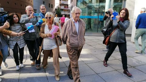 El ex consejero, José Luis Iglesias Riopedre, acompañado de su abogada Anabel Prieto y rodedado de medios de comunicación a su salida de la Audiencia.