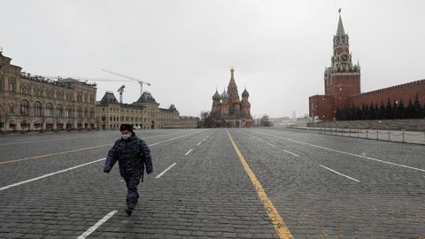 Un policía camina por la Plaza Roja moscovita
