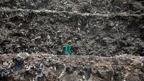 Hoy se celebra el Día de la Tierra, aunque hay basureros gigantescos en los que nada hay que conmemorar