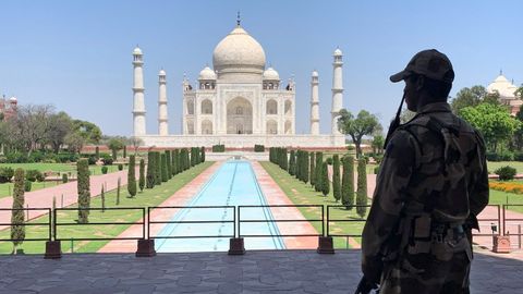 Un militar indio supervisa la seguridad en un Taj Mahal sin su habitual ajetreo