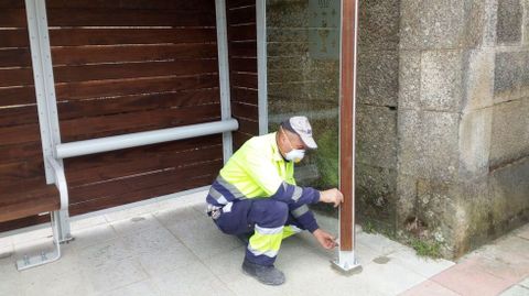 Trabajos de instalación de una marquesina en Vilardevós