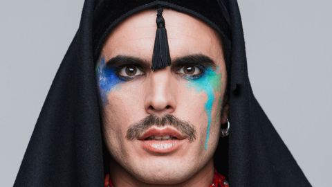 El artista Rodrigo Cuevas vive, más que un confinamiento, un retiro «espiritual, artístico».