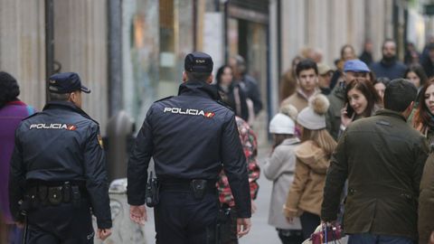 Imagen de archivo de agente de la policía de patrulla