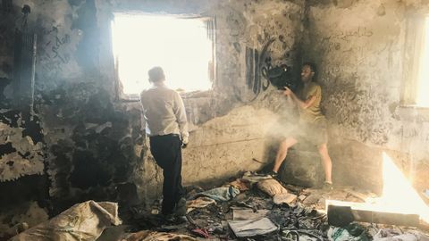 Manuel Valcárcel graba con su cámara a un familiar de las víctimas del atentado de Duma en la casa en la que murieron