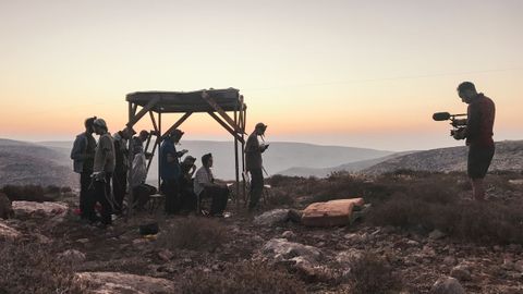 Un momento de la grabación del documental, con Manuel Valcárcel grabando a un grupo de jóvenes colonos judíos