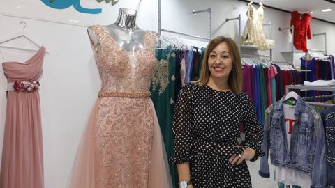 La empresaria ourensana Angélica Rodríguez, en su tienda situada en la plaza de Paz Nóvoa