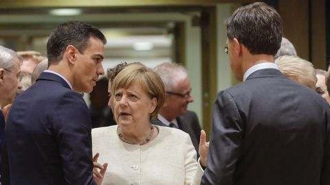 La canciller alemana, Angela Merkel, conversa con Sánchez y el lídes holandés, Mark Rutte
