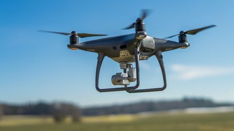 Imagen de archivo de un dron en pleno vuelo