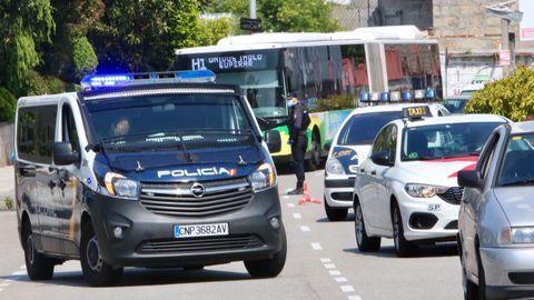 Control de la Policía Nacional en la avenida de Castrelos de Vigo