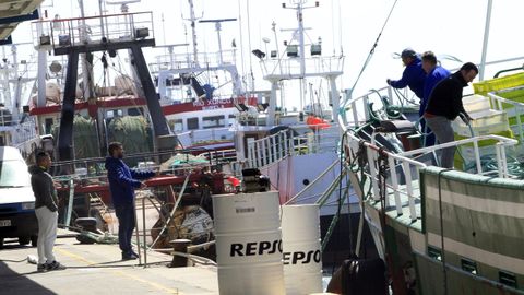 Desplazarse por carretera para trabajar en pesqueros se ha convertido en un problema para los armadores y los tripulantes, como estos de la imagen de archivo en el puerto de Burela
