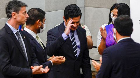 Sergio Moro abandona entre aplausos la rueda de presna en la que anunció su dimisión