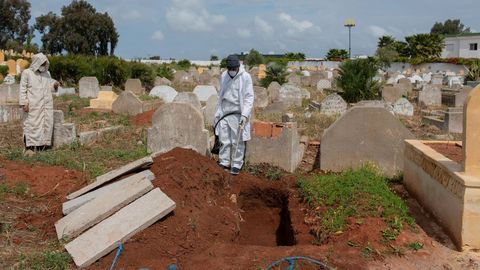 Un enterrador marroquí desinfecta una tumba
