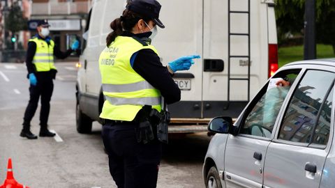Control de la policía local de Oviedo a la entrada de la ciudad durante  la crisis del coronavirus