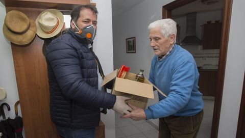 Un vecino de Ponteceso recibe una cesta de comida 