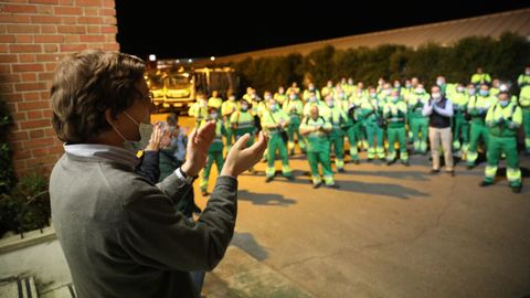 El alcalde aplaude a operarios de recogida de residuos