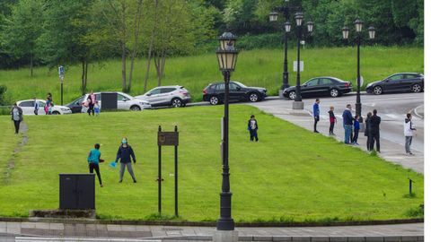 Nios jugando en el parque del Oeste, en Oviedo