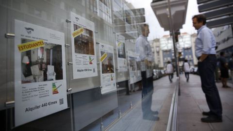 Anuncios de pisos para estudiantes en una inmobiliaria