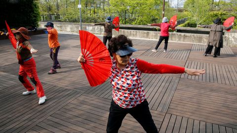 Un grupo de mujeres baila en un parque de Seúl