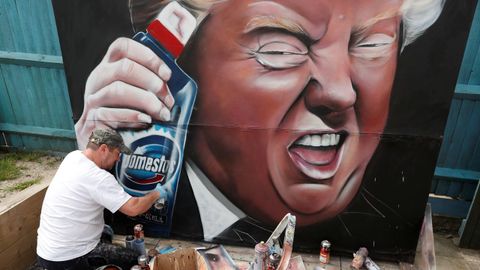 Grafiti que representa a Donald Trump con una botella de desinfectante. En Reino Unido
