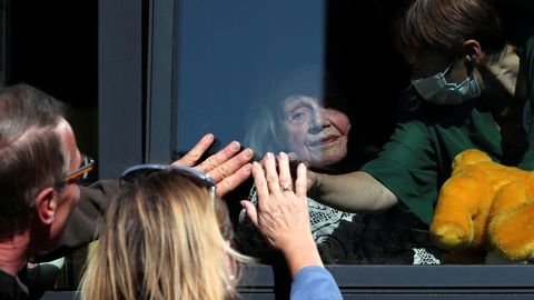 Martha Licoppe, de 92 años, mira a sus hijos Chantal y Christian, mientras está sentada en su habitación en una residencia belga