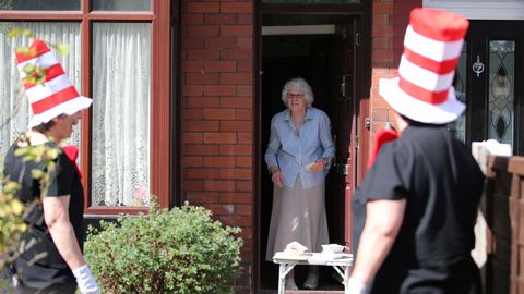 Dos mujeres británicas animan a sus vecinos más vulnerables