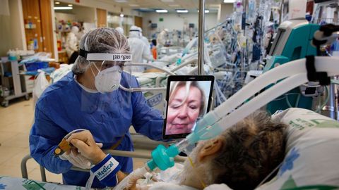 En la UCI de un hospital israelí un paciente habla con un familiar a través de una tablet