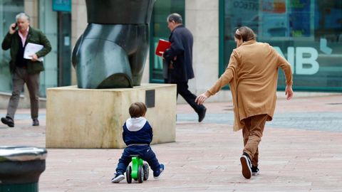 Un padre pasea con su hijo en Oviedo