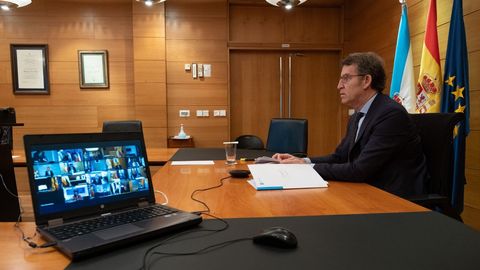 El presidente de la Xunta, Alberto Núñez Feijoo, durante la videoconferencia de los presidentes autonómicos con Pedro Sánchez