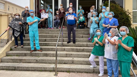 Usuarios y trabajadores del centro gerontológico La Milagrosa celebraron con alegría infinita los resultados negativos de las pruebas realizadas por personal del Chuac el viernes de la semana pasada para detectar la posible presencia de coronavirus en la residencia dirigida por el catedrático de Geriatría José Carlos Millán Calenti