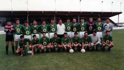 Plantilla del Burela que rozó la Segunda B en 1990-91. Burunda es el quinto por la derecha en la fila de arriba