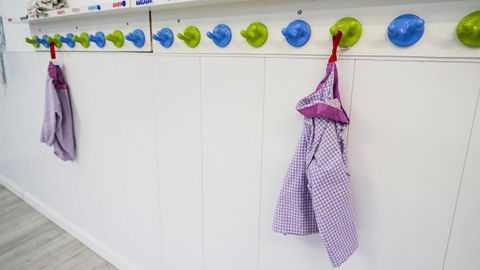 Imagen de archivo de mandilones colgados en una escuela infantil