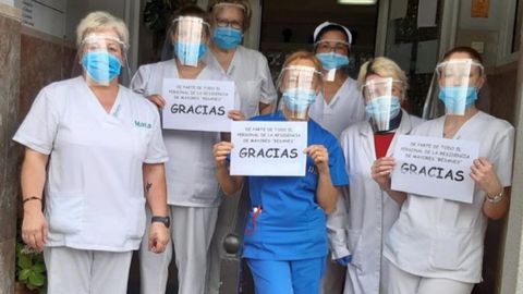 Trabajadoras de la residencia de mayores Resanes, de Fene, agradecen la entrega de pantallas de protección