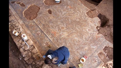 Una vista espectacular que muestra la riqueza de decoración geométrica del mosaico romano