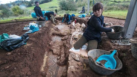 El equipo de arqueólogos, al comienzo de los trabajos de retirada de materiales que cubrían el mosaico de la casa