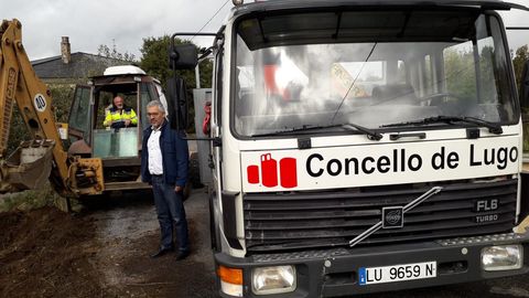 El concejal de Medio Rural, Miguel Fernández, con el camión de obras del Concello